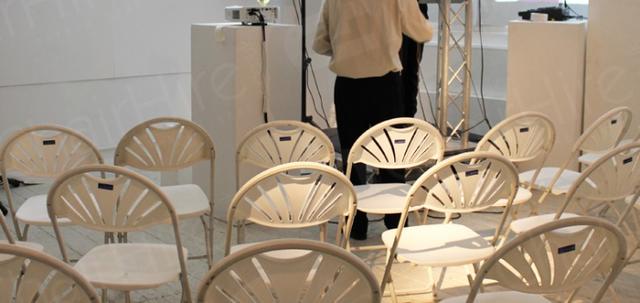 https://d1hcs5uofxldvl.cloudfront.net/chair-hire/article_additional/cloud-meetings5/cloud-meetings5-740x350.jpg - Modern white folding chairs for London events.
